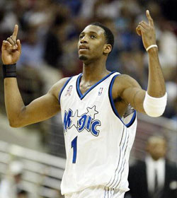 一记扣篮点燃全场（震撼灌篮引爆全场）