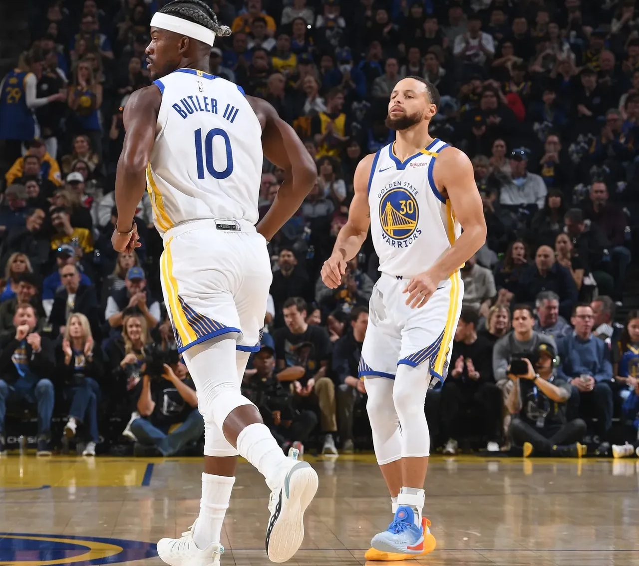 半场：热那亚1-1佛罗伦萨，厄斯蒂高破门，古德蒙德松点射（半场战平：热那亚1-1佛罗伦萨，厄斯蒂高建功，古德蒙德松点球命中）