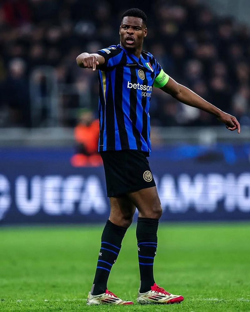 球员：我就轻轻一抬腿