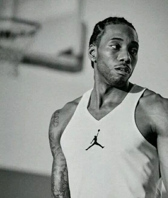 心情不错！知名说唱歌手Jay-Z现身湖人主场观看NBA杯（心情大好！说唱巨星Jay-Z亮相湖人主场观战NBA杯）