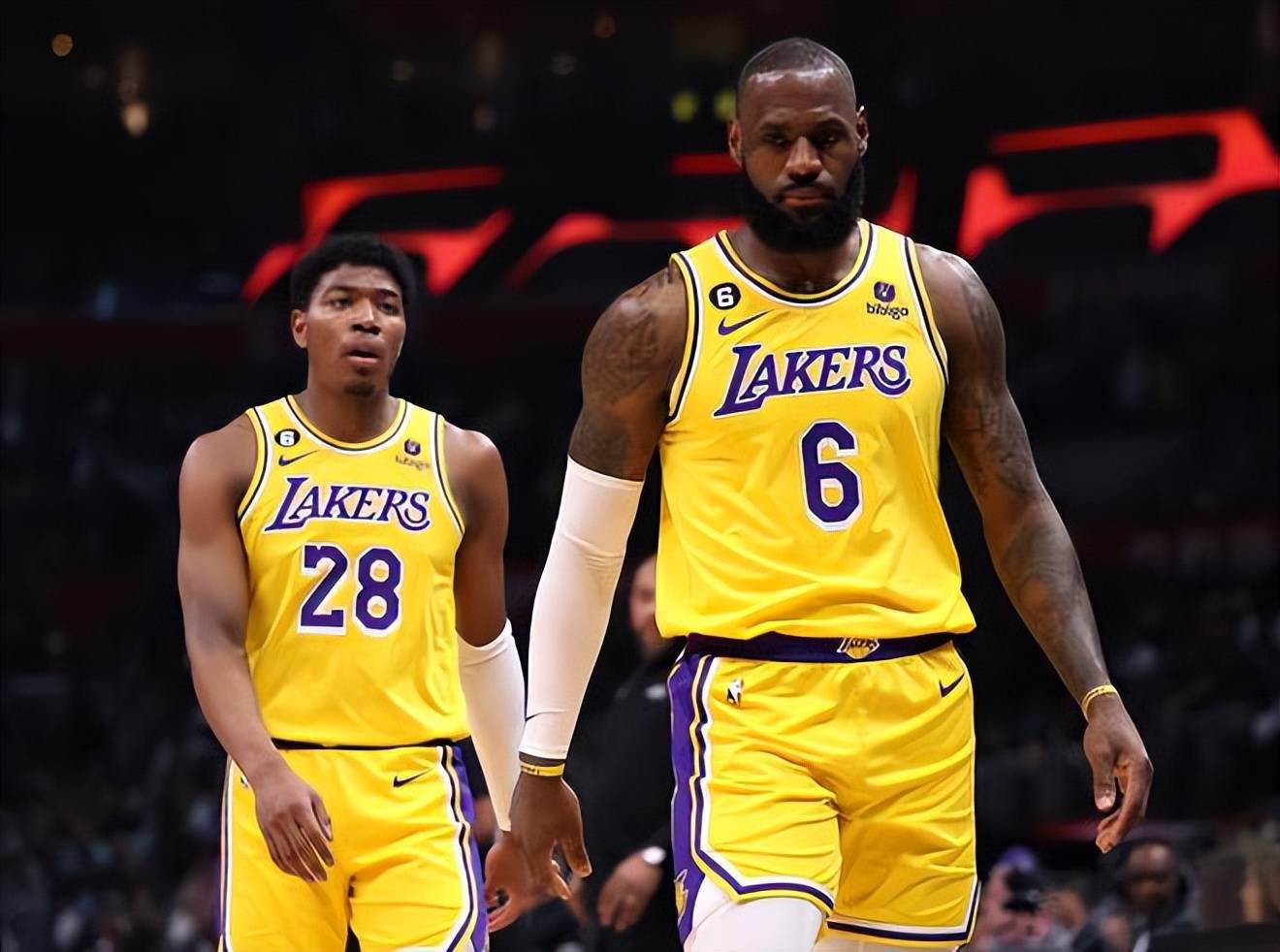 被拍到手上有“美甲”，汪士钦社媒收到网友大量攻击性评论（手部“美甲”照曝光，汪士钦社媒遭大量攻击性留言涌入）