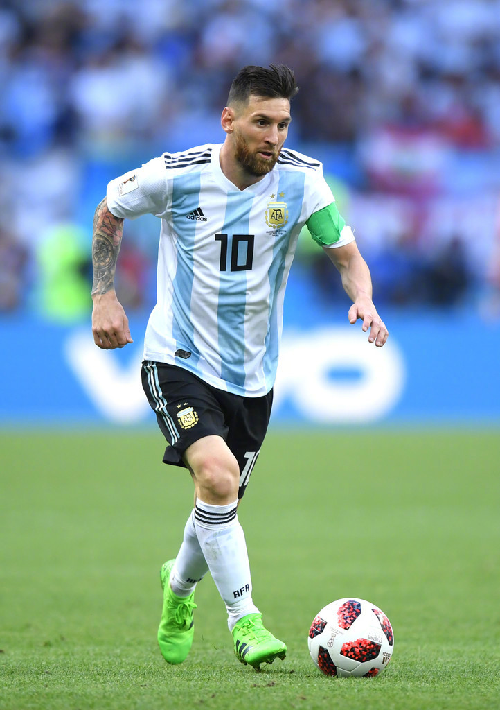 英超半场：沃尔特马德挑射破门，纽卡暂3-0埃弗顿（英超半场战报：沃尔特马德挑射建功，纽卡暂以3-0领先埃弗顿）