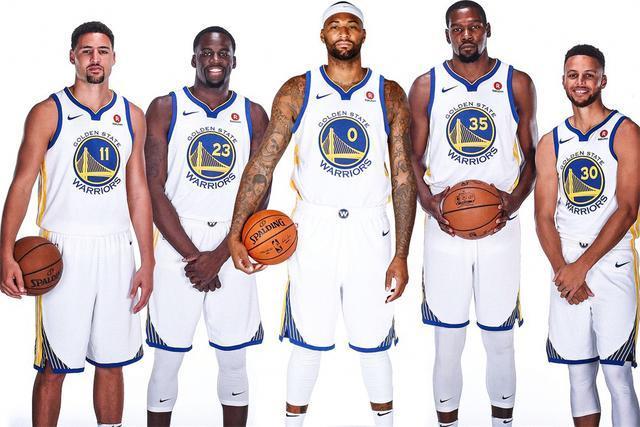 奇招！巴拉多利德球员防守中亲吻对手，后者挥拳反击遭红牌罚下（巴拉多利德球员防守时突袭亲吻，对手挥拳回击吃到红牌）