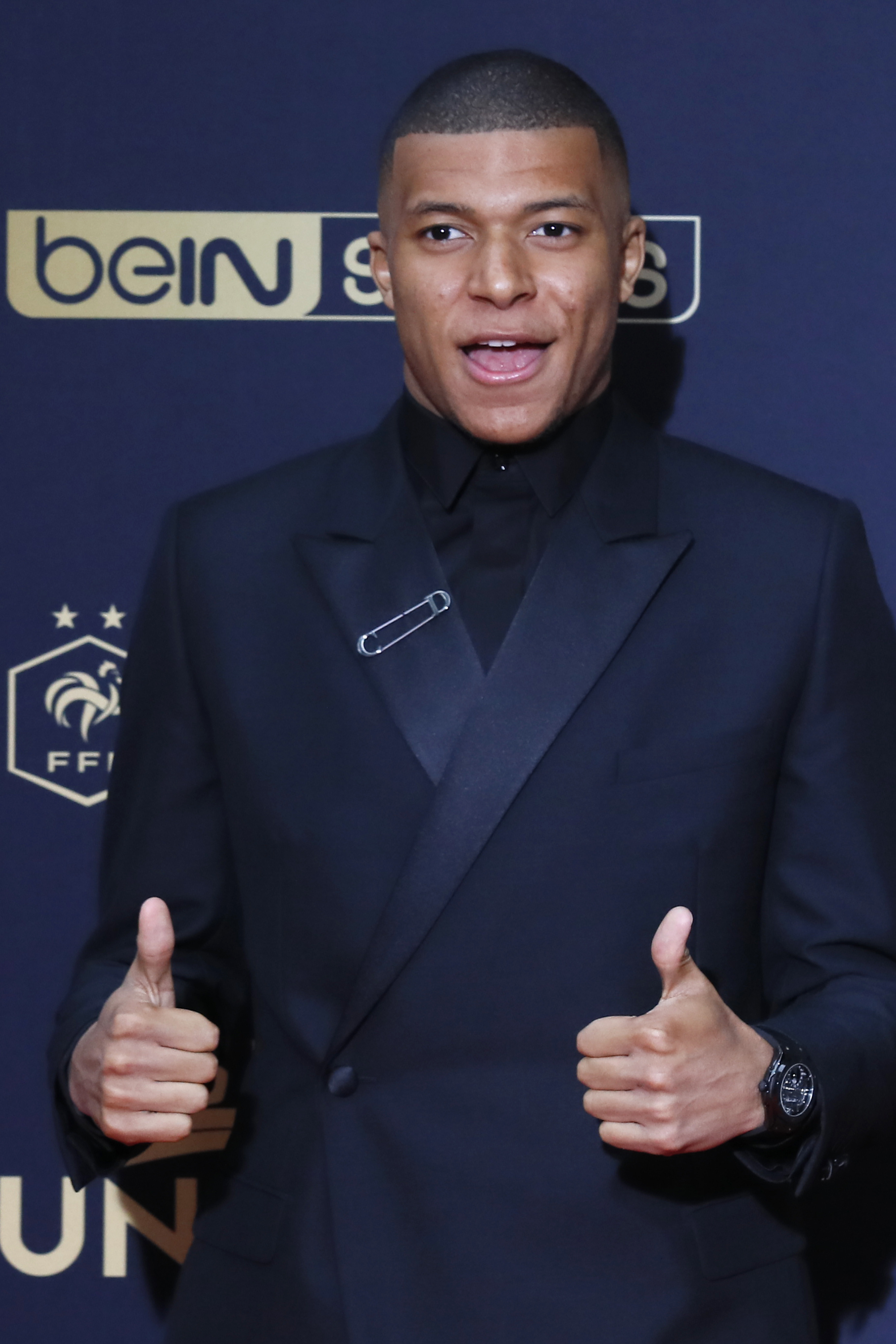 湖人詹姆斯关键三分锁定胜利（詹姆斯关键三分定胜局，湖人取胜）